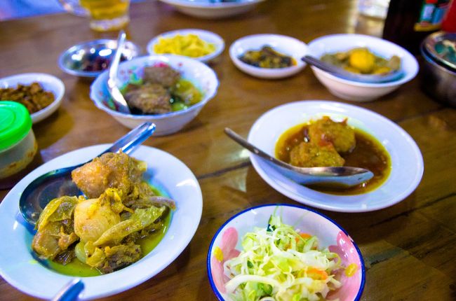 チャイティーヨから下山してバゴーへ移動する途中でランチ。<br /><br />ミャンマー料理は油っぽくてもたれるという印象があったのだが、そんなこともなく、そして納豆とか豆腐とか日本食に近いものもあり食べ飽きることはなかった。