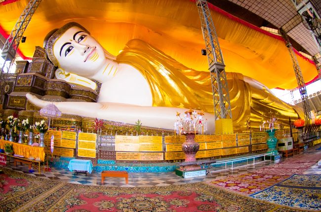 ということで、ゴロゴロしているお釈迦様をのんびりと眺めているところ。<br /><br />