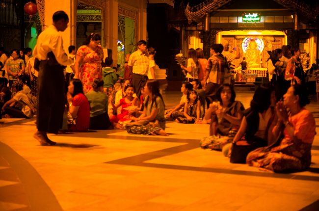 昼間とは雰囲気が違って、みんな床に座ってお祈りしています。