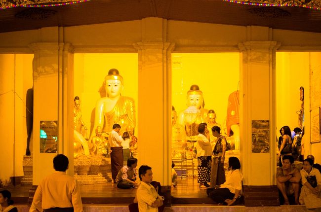 みんな思い思いに仕事終わりの1日を過ごしている。<br /><br />日本ではどういうところにあたるのだろう・・・と考えていたのだが、全然あてはまるところが思い浮かばなかった。