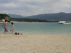川平湾でISHIGAKI-BLUE！
写真の隅に写っているお姉さんたちに胸キュンしたのは背景のせい？