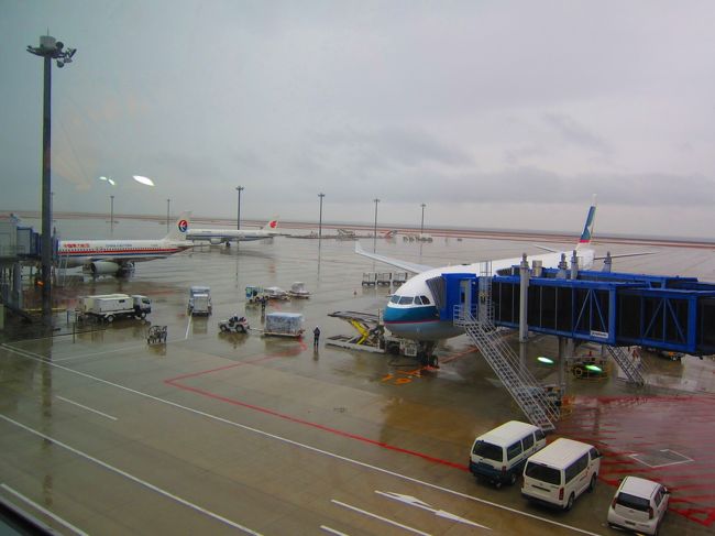 こんにちは！！<br />じゃいこちゃんです。<br /><br />年末年始の香港旅行からはやいもので１ヶ月が過ぎました。<br />今回は母・さなえを連れてタイ・ミャンマー・カンボジア・上海を約１０日間で旅するハードな旅行になりました。<br />そんな旅行だけど、母・さなえがついてきてくれて本当に感謝しています。<br />今回は日ごろの感謝を込めて接待旅行なので、母親の分までじゃいこちゃんが払います。<br /><br />それにしても、幸先が悪い。<br />今日のセントレアは何年かに一度の大寒波。<br />めったに降らない雪が積もってしまい、飛行機が飛ぶか欠航になるかの大惨事。<br />ま、じゃいこちゃんの飛行機は運よく飛んだけど、これが今回の旅行の波乱の幕開けとなるのです。