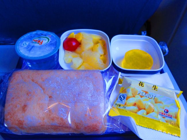 いつものじゃいこちゃんの愛用飛行機、中国東方航空にて名古屋⇒上海⇒バンコクへ向かいます。<br /><br />そして相変わらず期待できない機内食。<br />初のサンドイッチだけど・・・これまたひどい。<br />残念だけど残して、上海の空港の中のファミリーマートに行こうと決意しました。