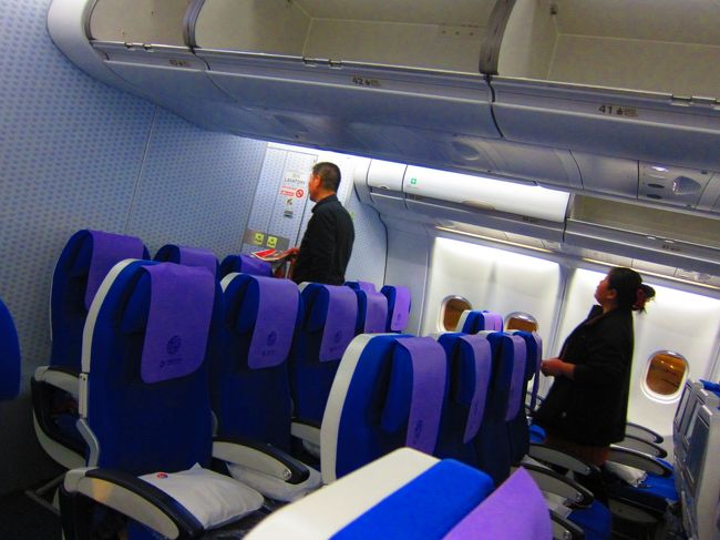 上海⇒バンコクの飛行機はこの上なく豪華な飛行機でした。<br /><br />とっても広くって、座席の前に一人ひとりモニターがありました。<br />大変豪華な気分を味わったかと思うと・・・<br />私の真横でモニターでやっていた“おしん”を見て号泣している母・さなえ・・・こんなんで本当に大丈夫なのであろうか・・・。<br /><br />そして機内食。<br />さっきのサンドイッチ以上にひどくなっていたので、割愛させていただきます。<br />一言で言うと、非常食です。<br />スナック・スナック・スナックでした。