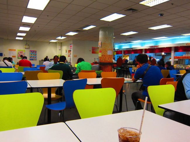 空港１階のフードコートはこんな感じ☆