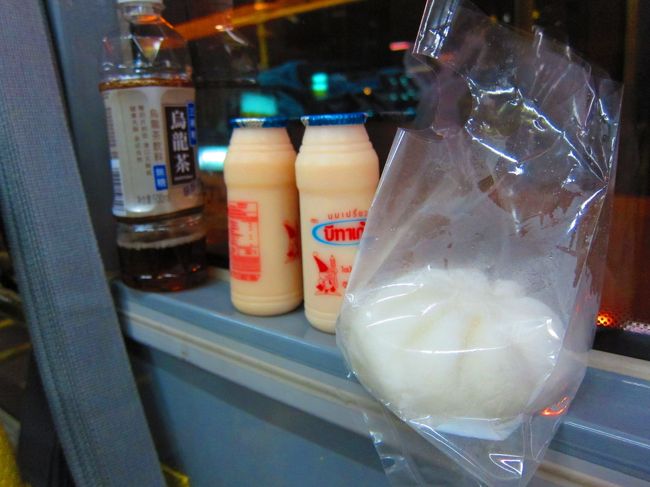 １時間に２本無料のシャトルがあります。<br />朝ごはんを空港のコンビニで買って軽くすませました。