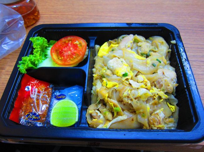 朝はしっかり食べたい派の人たちにとってさっきのあれはご飯として１にカウントされなかったみたい・・・。<br />こっちが朝ごはんです。<br />空港の売店で買ったお弁当。<br />母・さなえは無難にサンドイッチ。<br />じゃいこちゃんは太めんのやきそば〜。<br />ライムが最高においしいんです〜！！