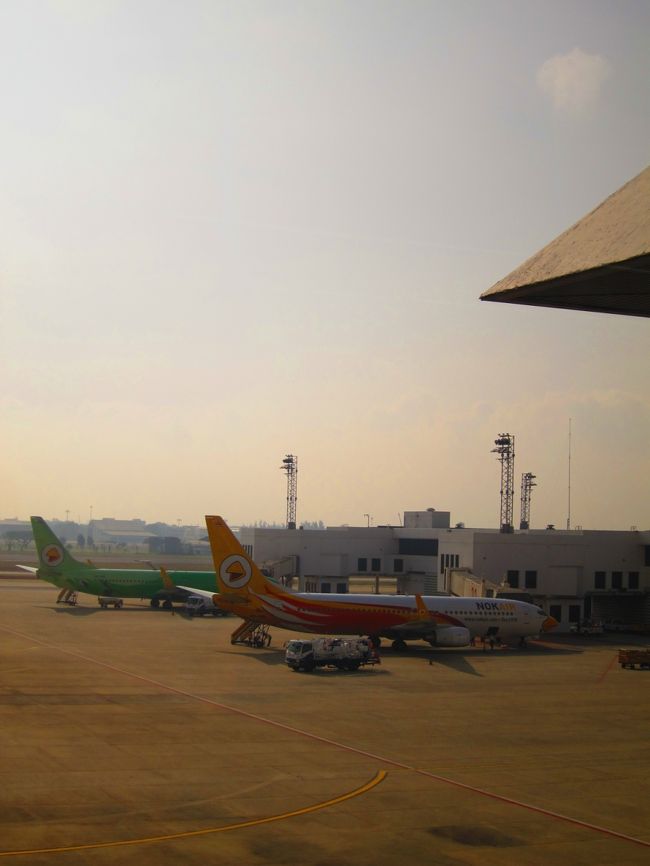 おお！！<br />そうだった！！<br />ドンムアン空港にはじゃいこちゃんの夢であるノックエアーがいるではないか！？<br />一度は乗ってみたいな〜。<br />前から見るとアヒルだかなんだかの顔になっててかわいいんだから〜。