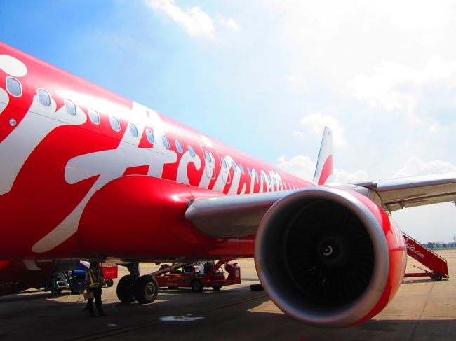 今回は真っ赤な機体のエアアジア☆<br />最高にうれしいですね〜☆<br /><br />乗りたくて、乗りたくてたまらなかったエアアジア☆<br />エアアジアだから機体まで歩いて乗っていくんですよね〜。<br />けっこうこれがめんどくさいといって嫌がる人多いけど、じゃいこちゃんはこっちのがいいですね〜。