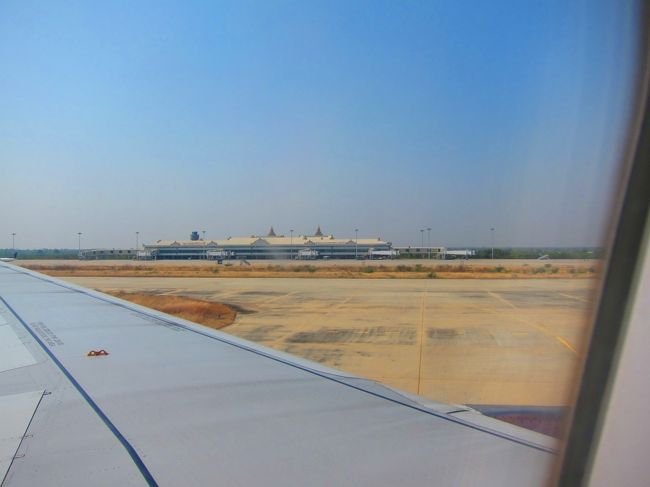 マンダレーの空港☆<br /><br />空港なのに、空港にないといけないものがいろいろとない！！<br />ビックリ☆<br />飛行機ないし、管制塔ないし、空港とそのほかの土地を隔てる鉄格子ってやつがありません。<br />何とものどか〜な空港です。<br />じゃいこちゃん個人としてはかなりカルチャーショックうけましたが。