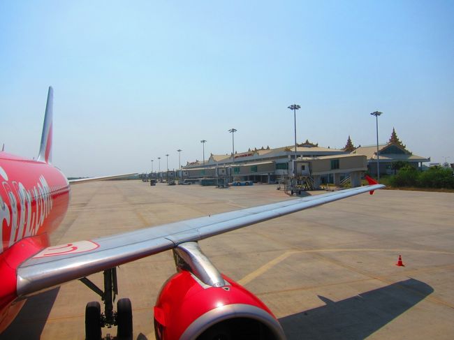 やっぱり、空港からちょっと離れたところに下ろされました。<br /><br />さて、次はマンダレー観光です。<br />本当に楽しみです。<br />マンダレー・・・何すればいいのか。<br />でも、楽しみ。<br /><br />では、マンダレー観光は次の旅行記に書きます。<br />次もよろしくお願いしますね。