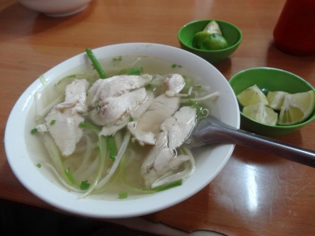 一緒にフォーを食べました。<br /><br />レモンが最高に効いておいしい！