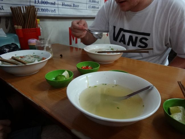 ベトナム最初の食事は楽しいものになりました。