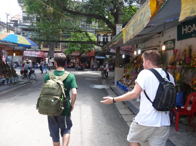 ベトナムのパワーに圧倒され、興奮し、三人で奇声を上げながら町を歩きました。