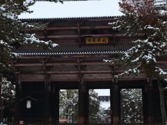 南大門をくぐって先へと進んでいきます。
