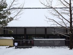 参道左手には東大寺ミュージアム。
係員の方が一生懸命雪かきをされていました。
