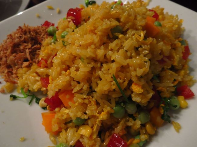 ご飯ものも。<br /><br />2人は上海在住の日本人の友達で、この日はハロン湾に遊びに行っていました。お天気も良くて楽しかったそうですが、ハロン湾までの往復にかなり時間がかかるのでそれに疲れたそうです。<br /><br />中国とベトナムを比べると…やっぱりベトナムは安くておしゃれ、食べ物もおいしい！という結論になりました。中国ダメダメです。