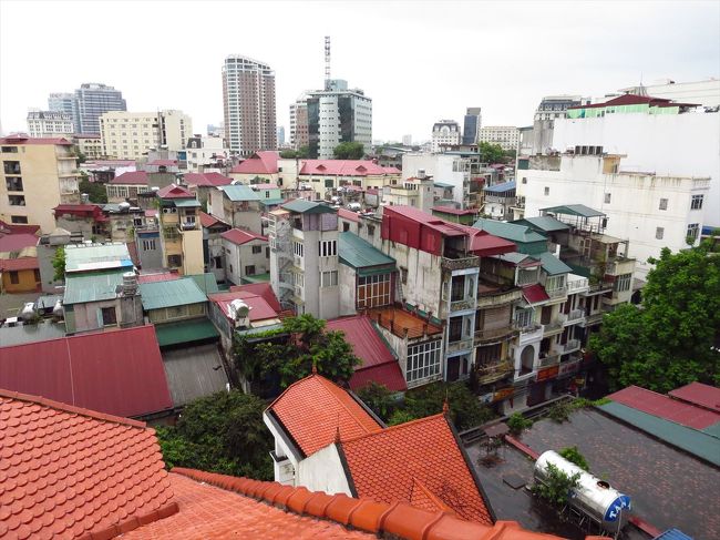 雨のハノイ。<br /><br />ホテルに友人が迎えに来てくれた時は大雨でした。<br /><br />ハノイ在住の友人と私たち3人でタクシーで出発、バスターミナルに行きました。