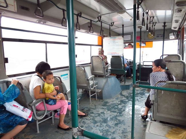 バスターミナルから47番バスに乗って、バッチャンへ向かいます。<br /><br />バスの中でハノイ生活についての質問をしまくる我々3人。<br /><br />友人はストレスからなのか生活環境の違いからなのか、かなりやせてしまっていましたが、元気そうではあったので、安心しました。