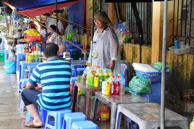 市場の入り口に向かう途中も屋台が並んでいました。