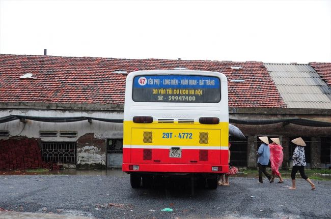 バスターミナルへ。<br /><br />ちょうどバスが来たところでした。