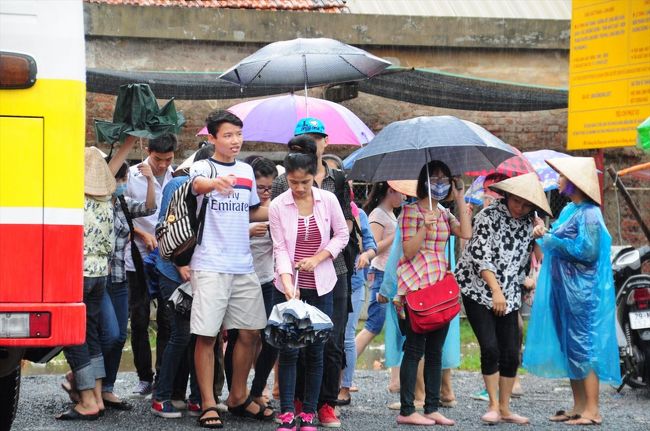 乗客が降りると、それに群がる陶芸やさん？