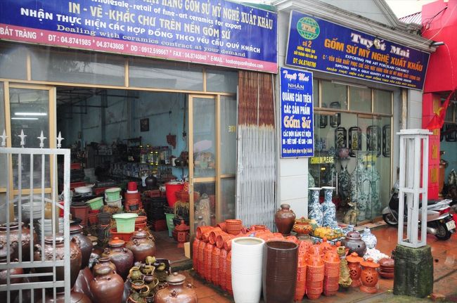 さっきは市場でしたが、こちらは通りに陶芸品のお店がずらっと並んでいます。<br /><br />