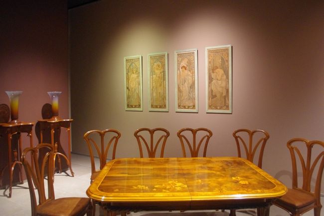 アールヌーヴォーコーナー。ミュシャの絵が後ろに。