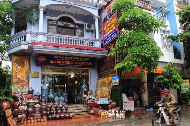 ヘルメットオヤジが何ともベトナム〜って感じです。