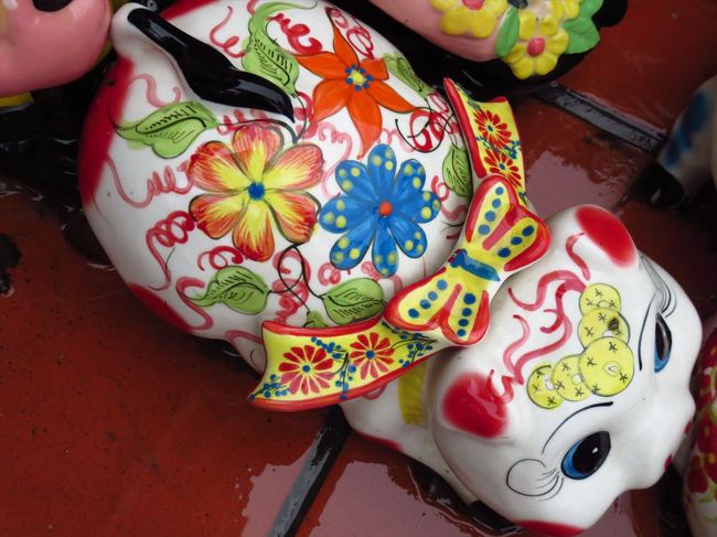 ブタの貯金箱…は、ベトナム風になるとこんなカラフル。