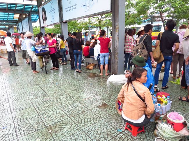 バスターミナルに到着。<br /><br />そろそろ2時です。<br /><br />お腹がすきました。