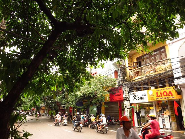 4時半にタクシーというかワゴンがやってきて、空港に向かいました。大きな車に私ひとり。ラッキーでした？<br /><br />空港までは365500ドン（＠17ドル）でした。