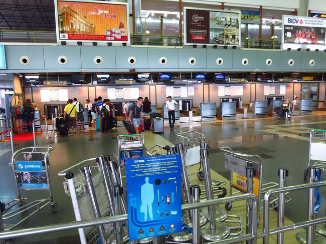 50分で空港に到着。ハノイは空港が遠いから不便だなー<br /><br />ネットでチェックインを済ませていたので、ここからはすーいすい。