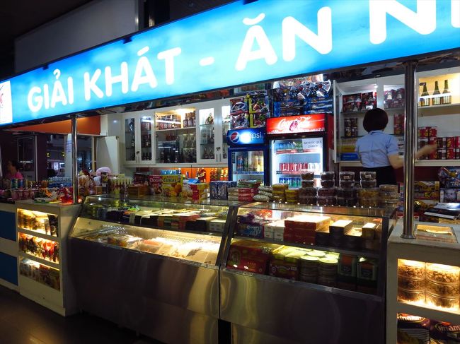 お菓子でも買うことに。<br /><br />出発フロアの売店より到着フロアの売店の方が安いです。<br /><br />同じパンが、出発フロアでは15000ドン、到着フロアでは10000ドンで売られていました。1.5倍だよ！！