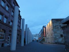 国立ゲルマン博物館の新旧館の間の道は「人権の道 Straße der Menschenrechte」と呼ばれ、柱に各国語で刻まれた世界人権宣言が読めます。（1993年作）　ニュルンベルクは「平和人権都市」として知られています。