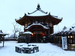 猿沢池から興福寺南円堂へ。
