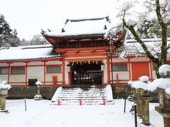 三月堂の南にある手向山八幡宮へと向かいます。