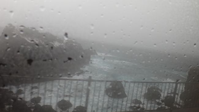 寒そ〜うな海が見えてきました。