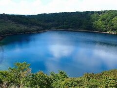 この「不動池」は韓国岳の北東にある直径約200メートルの火口湖で、こちらもまた美しい水を湛えています！