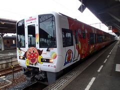 大歩危駅まで送迎してもらいます。
来たのはアンパンマン特急。
派手なラッピングですねぇ。