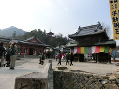 厳島神社出口です。正面に多宝塔、
右手には大願寺があります。
左手には宝物館があります。