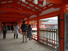 厳島神社に入りました。
