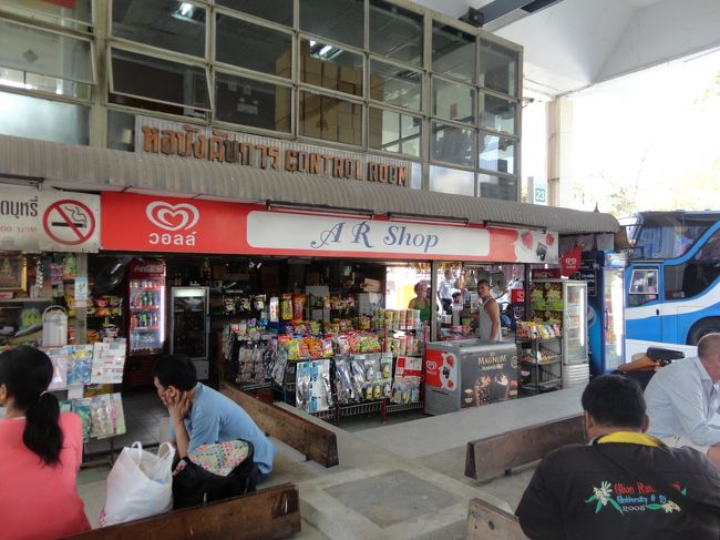 バス乗り場にはお菓子や飲み物が売っているお店が数店ありました。