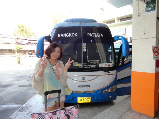 パタヤ行きのバス！<br />これから長旅です〜ヽ(￣▽￣)ノ