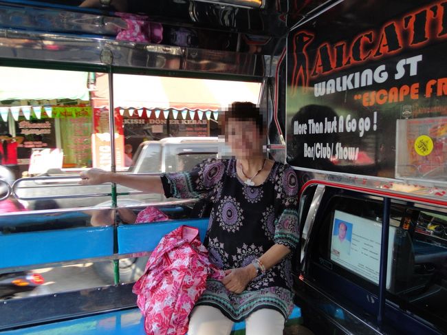 チェックインできる時間になったので、ソンテウでホテルに向かいます！<br />(タクシー捕まえられなかったー(^^;)<br />ホテルはビーチからかなり離れていて、バス乗り場よりも遠かった(>_<)