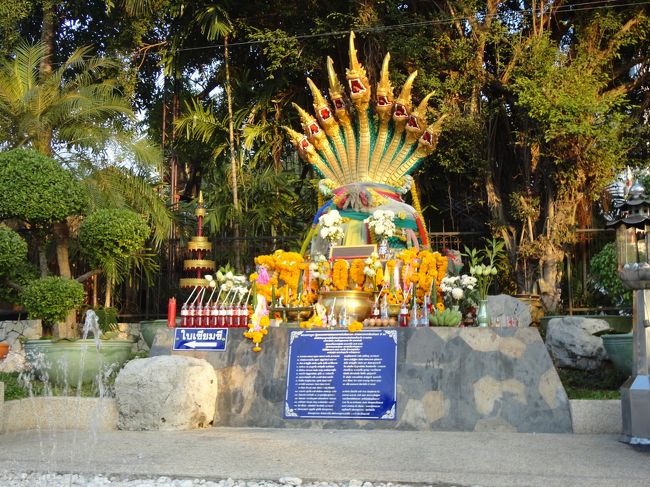 ビーチ沿いの道でパチリ☆<br />お祈りしている人がいました(^o^)