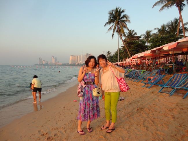ビーチで母と一緒に♪
