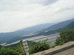 【レインボーライン】

通行料：軽・普通車1000円

昭和43年5月に開通した全長11.24キロの絶景ロードです。三方五胡と日本海が見えるドライブウェイ。要所要所に展望所があり車を停めて
景色を楽しむことができます。

この景色は水月湖と奥に菅湖が見えます。
