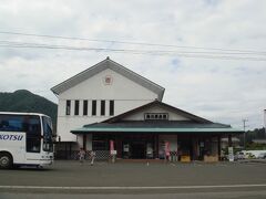 ★梅の里会館★

国道162号線沿いにあるお土産屋さん。
バスツアーでも寄るようなお土産屋さんです。駐車場も広く、トイレもあるので休憩にも適していると思います。
青梅の量り売りや、梅の産地だけあってたくさんの梅の加工品が売っていました。
梅干しにもいろんな種類があって、試食ができ好みの味を選ぶことができます。
梅こぶ茶の試飲もあり、ほっこりします。
梅どら焼きや梅ワイン、梅ドリンクなど気になるものがたくさんありました。見るだけでも楽しめますね☆
