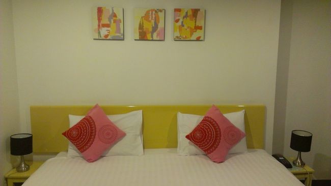 スワンナプーム空港に到着し、両替をしてガイドさんと合流。<br />ツアー客は私たちだけでした(^-^;<br />デモが心配だったのでガイドさんに聞いてみると、デモはお正月休みだと…(°Д°)<br />えーーーっ！？デモにもお正月休みってあるのー！？(◎-◎;)ﾋﾞｯｸﾘ<br />でも今回はバンコクの地図もガイドブックも置いてきてしまったので、やはり予定通りパタヤで遊ぶことにしました(>_<)<br /><br />ホテルは安いところでしたが、可愛らしいお部屋だし、狭くないし、wifiが使えるし、なかなか良かったです(*^^*)水回りはあまりキレイではなかったけど(^^;